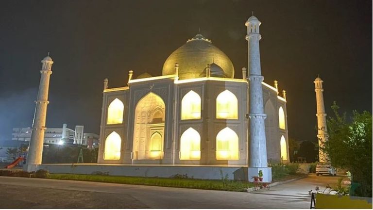 妻にタージマハルのような家を贈る