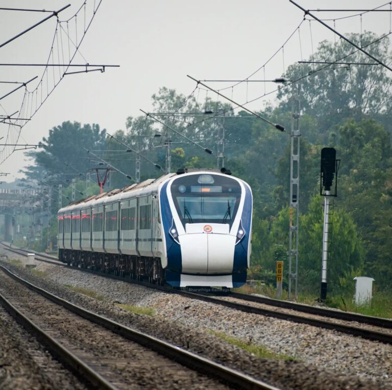 インドの快適電車ヴァンデ・バラト・エクスプレスイ